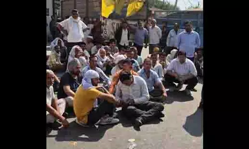 Haryana: किसानों ने धीमी खरीद का विरोध किया, मंडी का गेट जाम