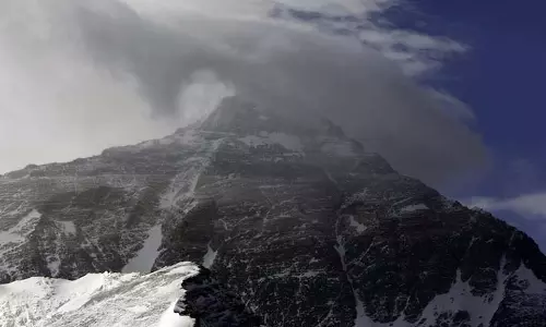 बर्फीले तूफान के कारण Mount Everest के तिब्बती हिस्से में लगभग 1,000 लोग फंसे