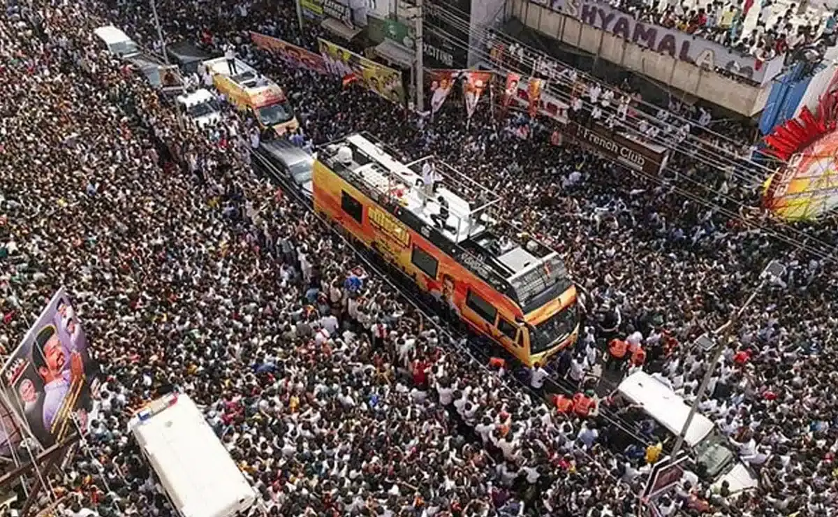 Karur stampede: टीवीके नेता की गिरफ्तारी के लिए तमिलनाडु पुलिस ने दो टीमें गठित कीं Karur stampede: टीवीके नेता की गिरफ्तारी के लिए तमिलनाडु पुलिस ने दो टीमें गठित कीं