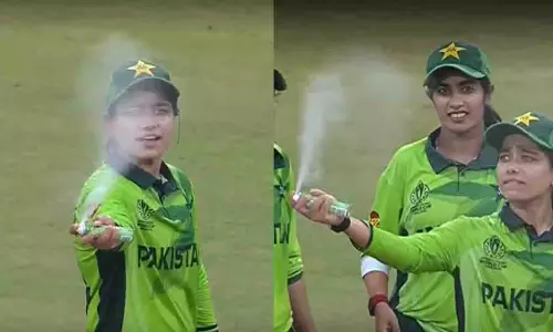 IND W vs PAK W: मैच के बीच फातिमा सना ने किया बग स्प्रे का इस्तेमाल