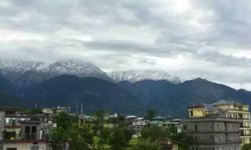 धौलाधार पर्वतमाला पर ताजा बर्फबारी से Himachal के शहरों में ठंडक धौलाधार पर्वतमाला पर ताजा बर्फबारी से Himachal के शहरों में ठंडक