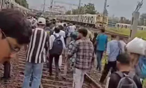 अजमेर-बांद्रा ट्रेन के इंजन में खराबी, भायंदर में पश्चिम रेलवे सेवा ठप