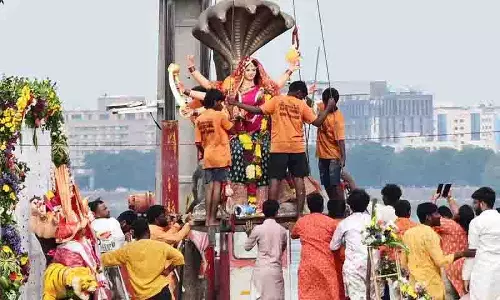Hyderabad: शहर में दुर्गा प्रतिमाओं का विसर्जन भारी बारिश के कारण विलंबित