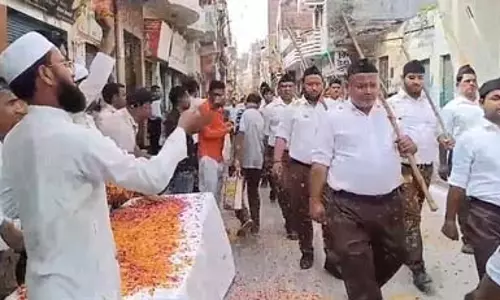 संघ शताब्दी वर्ष : मुजफ्फरनगर में भव्य पथ संचलन, मुस्लिम समुदाय ने बरसाए फूल संघ शताब्दी वर्ष : मुजफ्फरनगर में भव्य पथ संचलन, मुस्लिम समुदाय ने बरसाए फूल