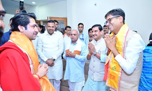 मंत्री ओपी चौधरी ने बाबा बागेश्वर पंडित धीरेंद्र कृष्ण शास्त्री से की भेंट मंत्री ओपी चौधरी ने बाबा बागेश्वर पंडित धीरेंद्र कृष्ण शास्त्री से की भेंट