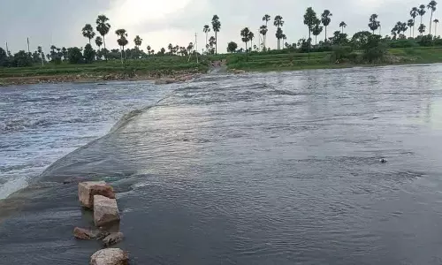 Musi नदी के उफान पर होने के कारण यातायात रोक दिया गया Musi नदी के उफान पर होने के कारण यातायात रोक दिया गया