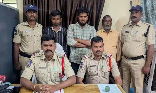 बाइक चोर समझकर लोगों को आग लगाने के आरोप में तीन लोग गिरफ्तार बाइक चोर समझकर लोगों को आग लगाने के आरोप में तीन लोग गिरफ्तार