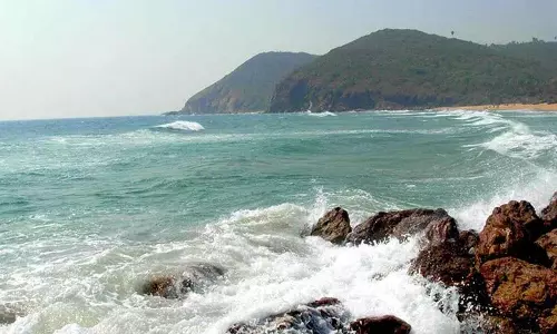 Visakhapatnam समुद्र तट पर दो विदेशी नागरिक बहकर आये!