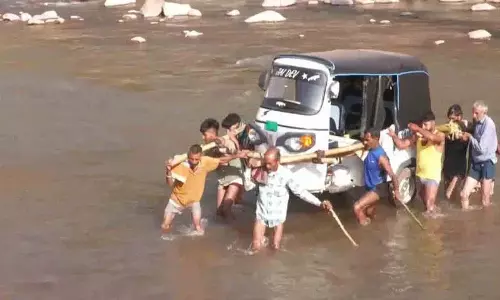 स्थानीय लोग अपने कंधों पर auto लेकर नदी पार कर रहे थे... क्यों?