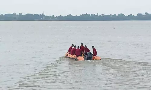 Hooghly नदी में मछली पकड़ते समय पानी में गिरने से एक मछुआरा लापता