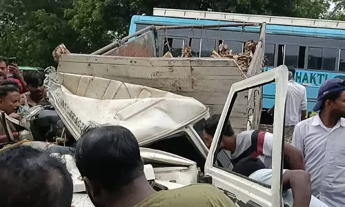 Durgapur में यात्री बस और पिकअप वैन की आमने-सामने की टक्कर में 30 लोग घायल Durgapur में यात्री बस और पिकअप वैन की आमने-सामने की टक्कर में 30 लोग घायल