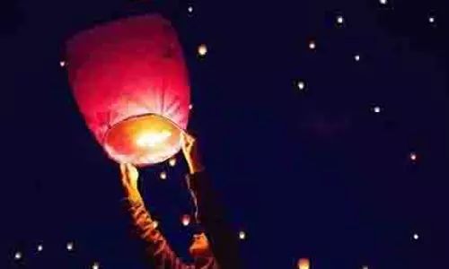 Mumbai पुलिस ने दिवाली से पहले आसमान में लालटेन उड़ाने पर प्रतिबंध लगाया Mumbai पुलिस ने दिवाली से पहले आसमान में लालटेन उड़ाने पर प्रतिबंध लगाया