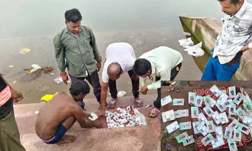 राजा तालाब से मिले सैकड़ों असली वोटर आईडी कार्ड, मचा हड़कंप राजा तालाब से मिले सैकड़ों असली वोटर आईडी कार्ड, मचा हड़कंप