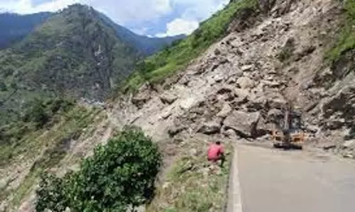 भूस्खलन से 14 लोगों की मौत, चार पर्वतारोही लापता