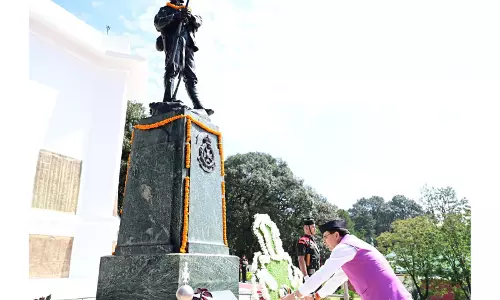 CM पुष्कर सिंह धामी ने की गढ़वाल राइफल्स रेजिमेंटल युद्ध स्मारक पर पुष्पांजलि अर्पित CM पुष्कर सिंह धामी ने की गढ़वाल राइफल्स रेजिमेंटल युद्ध स्मारक पर पुष्पांजलि अर्पित