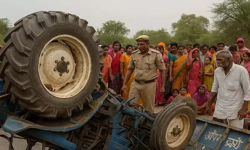 श्रद्धालुओं से भरी ट्रैक्टर-ट्रॉली पलटी, दो की मौत, 15 घायल श्रद्धालुओं से भरी ट्रैक्टर-ट्रॉली पलटी, दो की मौत, 15 घायल