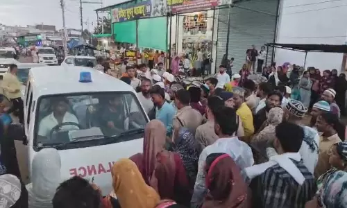 मुस्लिम नाबालिग ने फांसी लगाकर दी जान, भीड़ पर बहनों से छेड़छाड़ और मारपीट का आरोप मुस्लिम नाबालिग ने फांसी लगाकर दी जान, भीड़ पर बहनों से छेड़छाड़ और मारपीट का आरोप