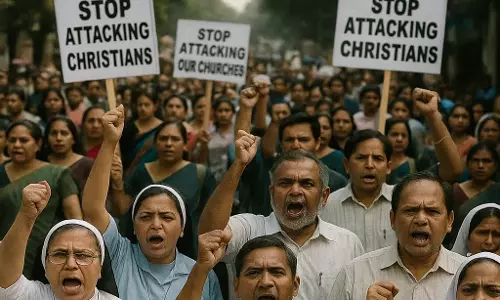 ईसाइयों का आक्रोश मार्च: चर्च डकैती व हमलों के खिलाफ निकाली रैली ईसाइयों का आक्रोश मार्च: चर्च डकैती व हमलों के खिलाफ निकाली रैली