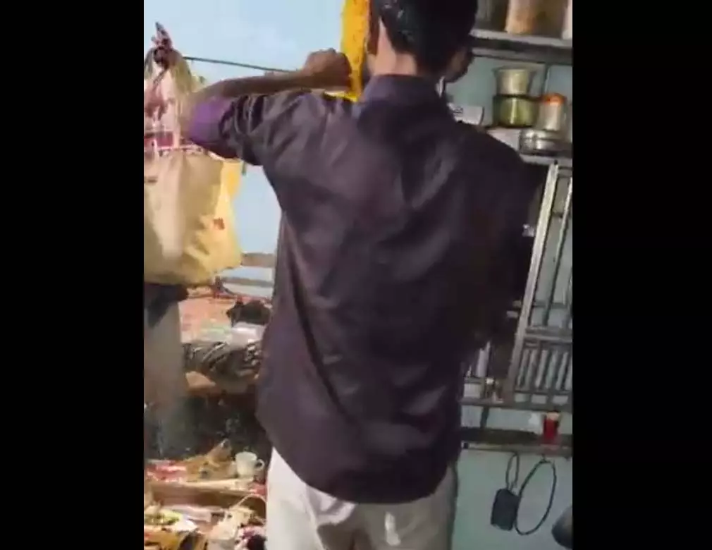 घर में एक भूल और जा सकती थी जान! बाहर आई चीज ने सबको चौंकाया, देखें VIDEO घर में एक भूल और जा सकती थी जान! बाहर आई चीज ने सबको चौंकाया, देखें VIDEO