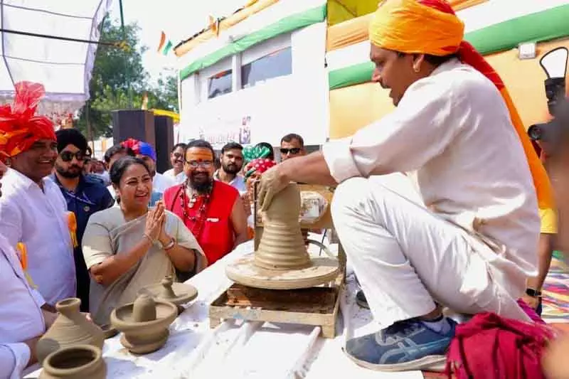 सीएम का प्रजापति समुदाय को समर्थन, ‘वोकल फॉर लोकल’ और स्वदेशी कला को बढ़ावा सीएम का प्रजापति समुदाय को समर्थन, ‘वोकल फॉर लोकल’ और स्वदेशी कला को बढ़ावा