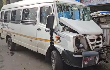 टैंपो ट्रैवलर बस स्टॉप पर Bus से टकराया, एक की मौत, 6 घायल टैंपो ट्रैवलर बस स्टॉप पर Bus से टकराया, एक की मौत, 6 घायल