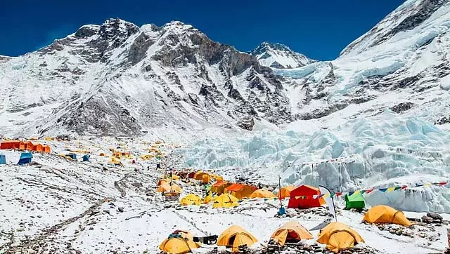 माउंट एवरेस्ट पर भारी बर्फबारी: 1,000 पर्वतारोहियों के लिए बचाव अभियान जारी माउंट एवरेस्ट पर भारी बर्फबारी: 1,000 पर्वतारोहियों के लिए बचाव अभियान जारी