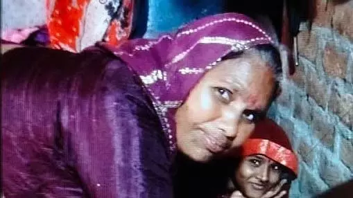 Indore : चलती बाइक से गिरकर बुजुर्ग महिला की मौत Indore : चलती बाइक से गिरकर बुजुर्ग महिला की मौत