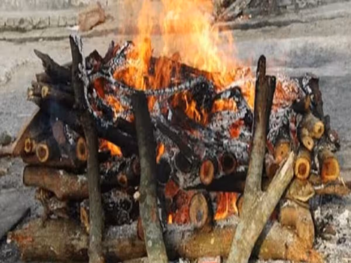 Jhansi: पति-पत्नी की अर्थी पर गांव में भावनाओं का सैलाब Jhansi: पति-पत्नी की अर्थी पर गांव में भावनाओं का सैलाब