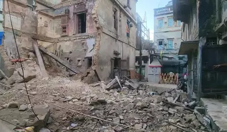 जर्जर इमारत ढहने से तीन की मौत, दो घायल जर्जर इमारत ढहने से तीन की मौत, दो घायल