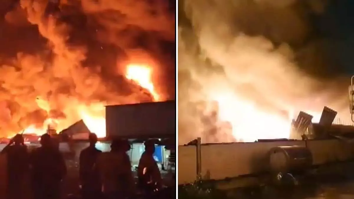 Thane : भिवंडी में केमिकल गोदाम में भीषण आग, एक अधिकारी घायल Thane : भिवंडी में केमिकल गोदाम में भीषण आग, एक अधिकारी घायल