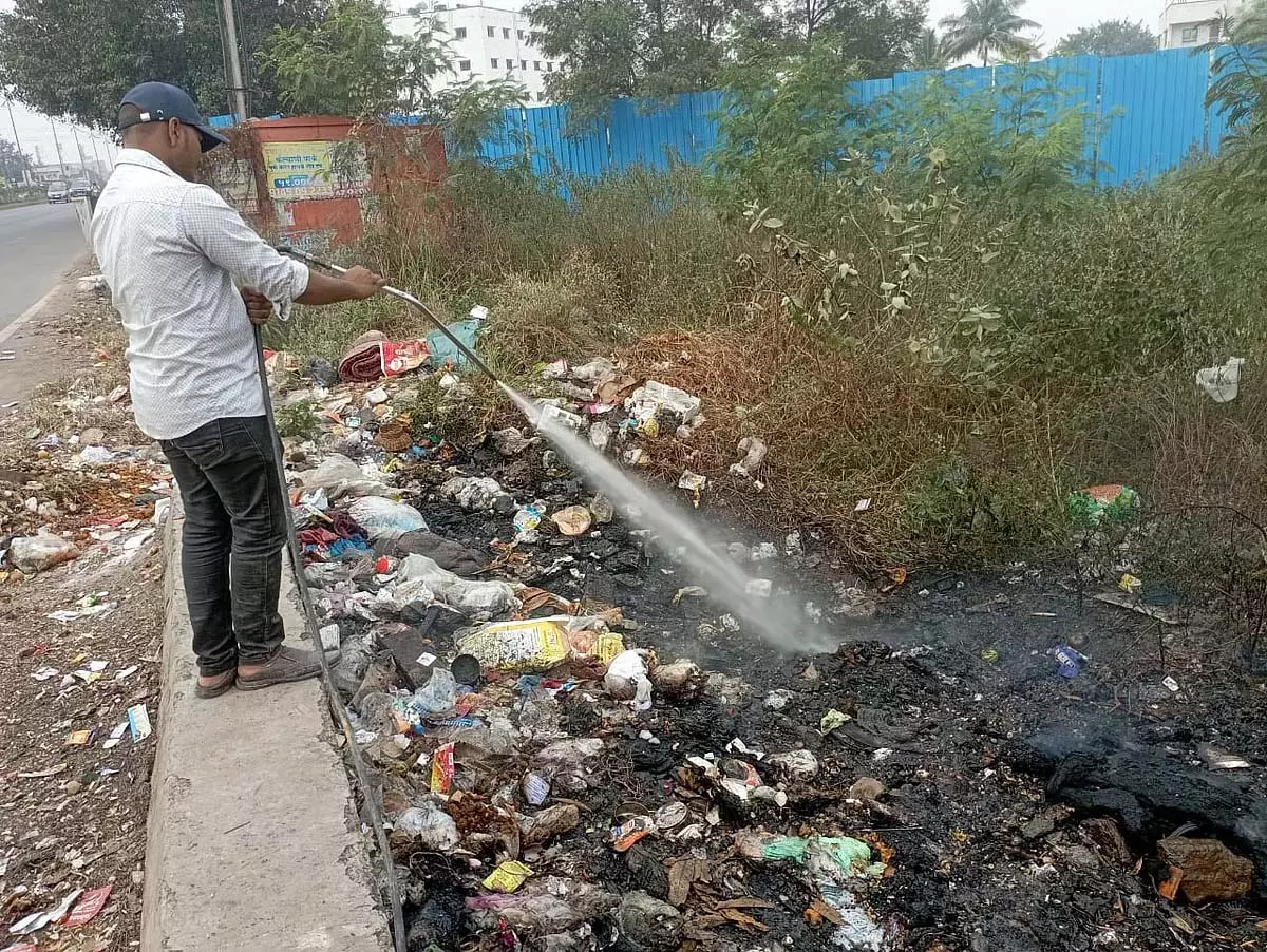 कचरा जलाने पर प्रतिबंध की धज्जियां उड़ीं; जोन 17 के निवासियों ने BMC कर्मचारियों पर कचरा जलाने का आरोप लगाया कचरा जलाने पर प्रतिबंध की धज्जियां उड़ीं; जोन 17 के निवासियों ने BMC कर्मचारियों पर कचरा जलाने का आरोप लगाया