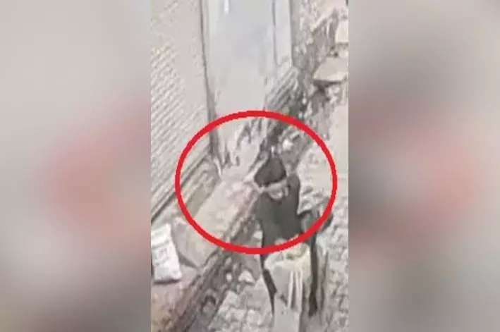 छात्रा से युवक ने छेड़छाड़ और बदसलूकी की, अब पुलिस के सामने गिड़गिड़ा रहा छात्रा से युवक ने छेड़छाड़ और बदसलूकी की, अब पुलिस के सामने गिड़गिड़ा रहा