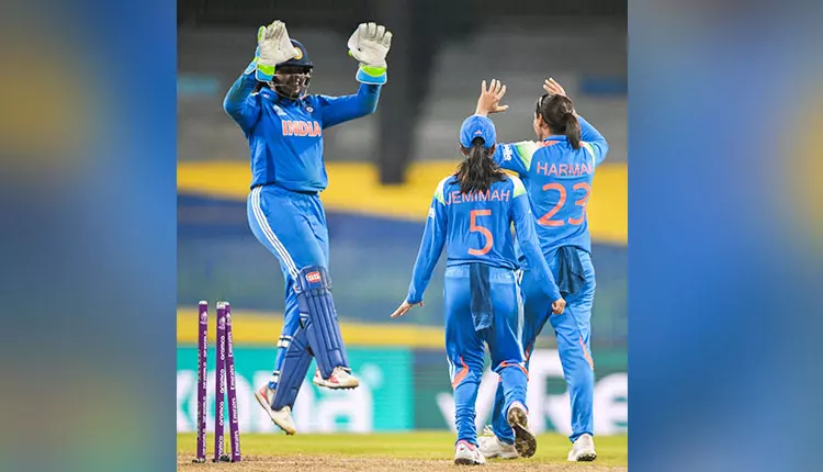 Women’s World Cup: गेंदबाजों के दम पर भारत ने पाकिस्तान को 88 रनों से हराया Women’s World Cup: गेंदबाजों के दम पर भारत ने पाकिस्तान को 88 रनों से हराया