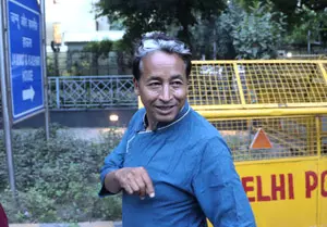 सोनम वांगचुक की हिरासत पर सुप्रीम कोर्ट ने केंद्र और लद्दाख प्रशासन को जारी किया नोटिस, 14 अक्टूबर को अगली सुनवाई सोनम वांगचुक की हिरासत पर सुप्रीम कोर्ट ने केंद्र और लद्दाख प्रशासन को जारी किया नोटिस, 14 अक्टूबर को अगली सुनवाई