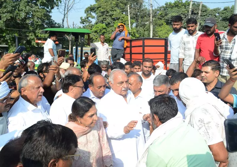 Haryana : किसानों को एमएसपी नहीं मिल रहा, हरियाणा सरकार उन्हें धोखा दे रही Haryana : किसानों को एमएसपी नहीं मिल रहा, हरियाणा सरकार उन्हें धोखा दे रही