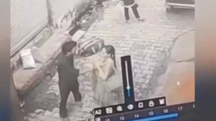Meerut: युवती को बीच सड़क पर पिटाई, वीडियो ने मचाई हलचल Meerut: युवती को बीच सड़क पर पिटाई, वीडियो ने मचाई हलचल