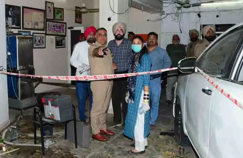 मनोरंजन कालिया के घर पर ग्रेनेड फेंकने के मामले में NIA ने चार आरोपियों के खिलाफ आरोपपत्र दाखिल किया मनोरंजन कालिया के घर पर ग्रेनेड फेंकने के मामले में NIA ने चार आरोपियों के खिलाफ आरोपपत्र दाखिल किया