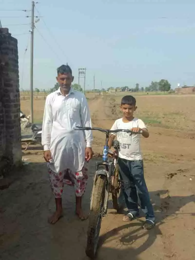 Punjab: बाढ़ प्रभावित किसान के बेटे को सामुदायिक सहयोग से मिली साइकिल Punjab: बाढ़ प्रभावित किसान के बेटे को सामुदायिक सहयोग से मिली साइकिल