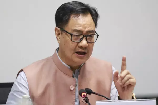 Kiren Rijiju बोले – विवाद को लेकर भ्रम फैला रहे हैं, देश को न बांटा जाए Kiren Rijiju बोले – विवाद को लेकर भ्रम फैला रहे हैं, देश को न बांटा जाए