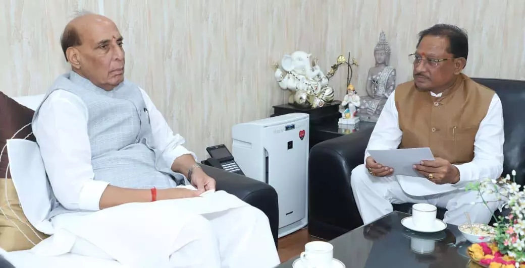 CM साय ने की केंद्रीय रक्षा मंत्री राजनाथ सिंह से मुलाकात CM साय ने की केंद्रीय रक्षा मंत्री राजनाथ सिंह से मुलाकात