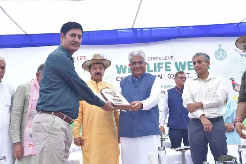 Haryana : वन मंत्री ने फतेहाबाद के कार्यकर्ता को वन्य जीव मित्र की उपाधि से सम्मानित किया Haryana : वन मंत्री ने फतेहाबाद के कार्यकर्ता को वन्य जीव मित्र की उपाधि से सम्मानित किया