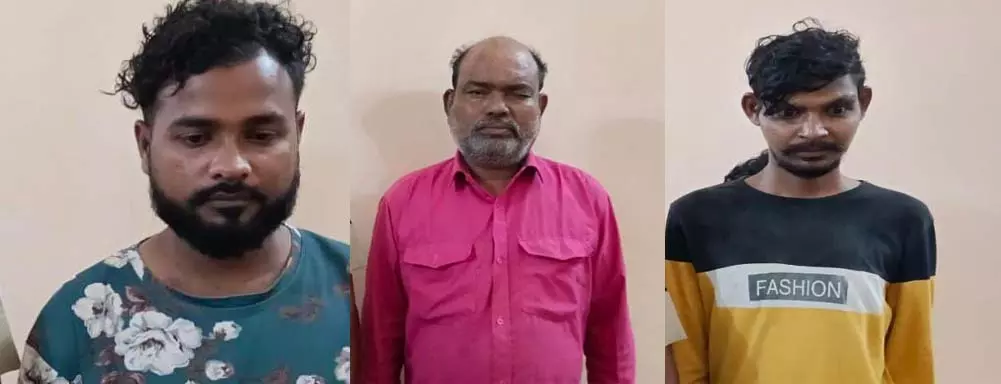 हथियार लहराने वाले 2 बदमाश और शराब कोचिया गिरफ्तार हथियार लहराने वाले 2 बदमाश और शराब कोचिया गिरफ्तार