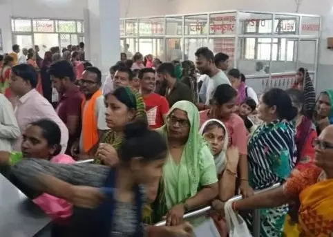 Farrukhabad: राम मनोहर लोहिया में पर्चा काउंटर हंगामा Farrukhabad: राम मनोहर लोहिया में पर्चा काउंटर हंगामा