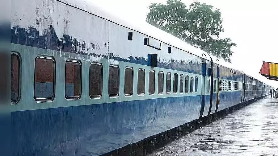 Jabalpur-CSMT गरीब रथ एक्सप्रेस फर्जी डकैती का मामला उजागर, 1.82 करोड़ का सोना बरामद Jabalpur-CSMT गरीब रथ एक्सप्रेस फर्जी डकैती का मामला उजागर, 1.82 करोड़ का सोना बरामद