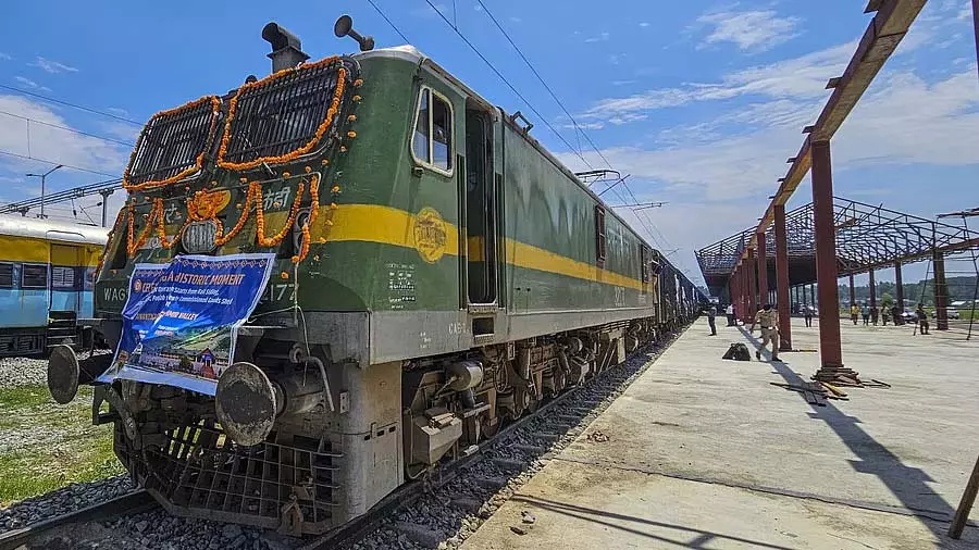 Kashmir तक मालगाड़ी सेवा से सीमेंट की कीमतें कम हुई बाजार में प्रतिस्पर्धा बढ़ी Kashmir तक मालगाड़ी सेवा से सीमेंट की कीमतें कम हुई बाजार में प्रतिस्पर्धा बढ़ी