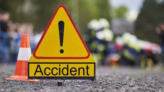 kerala: बेटे को ट्यूशन छोड़ने जा रही महिला की ट्रक से टक्कर, दर्दनाक मौत kerala: बेटे को ट्यूशन छोड़ने जा रही महिला की ट्रक से टक्कर, दर्दनाक मौत