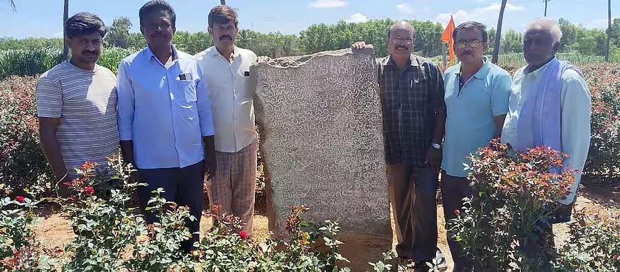 Sidlaghatta : मित्तगनहल्ली में होयसल युग के शिलालेख मिले Sidlaghatta : मित्तगनहल्ली में होयसल युग के शिलालेख मिले