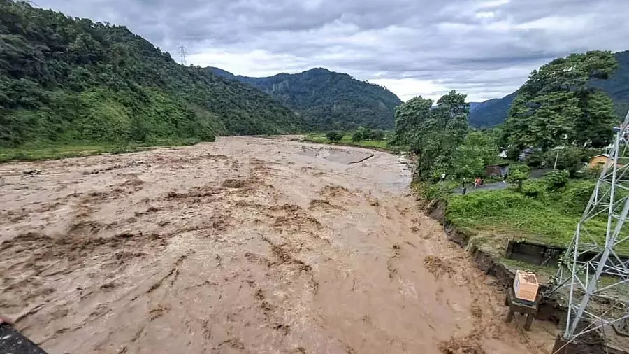 DVC ने अपने जलाशयों से 55,000 क्यूसेक पानी छोड़ा, दक्षिण बंगाल में बाढ़ की आशंका DVC ने अपने जलाशयों से 55,000 क्यूसेक पानी छोड़ा, दक्षिण बंगाल में बाढ़ की आशंका