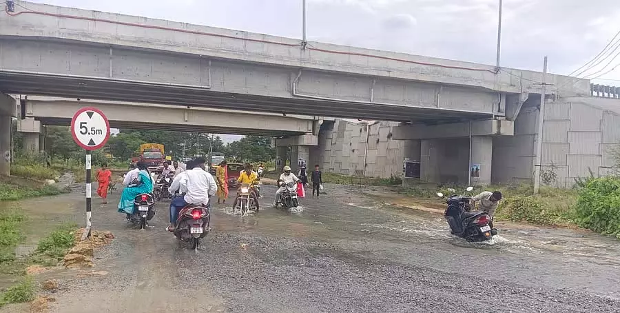 गोसिनकेरे कोडी का पानी सड़क पर बह रहा है: वाहन चालकों के लिए मुसीबत गोसिनकेरे कोडी का पानी सड़क पर बह रहा है: वाहन चालकों के लिए मुसीबत