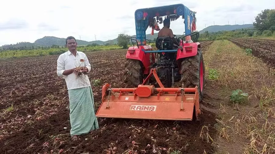 Karnataka : भारी बारिश और कीमतों में गिरावट से प्याज उत्पादक संकट में Karnataka : भारी बारिश और कीमतों में गिरावट से प्याज उत्पादक संकट में
